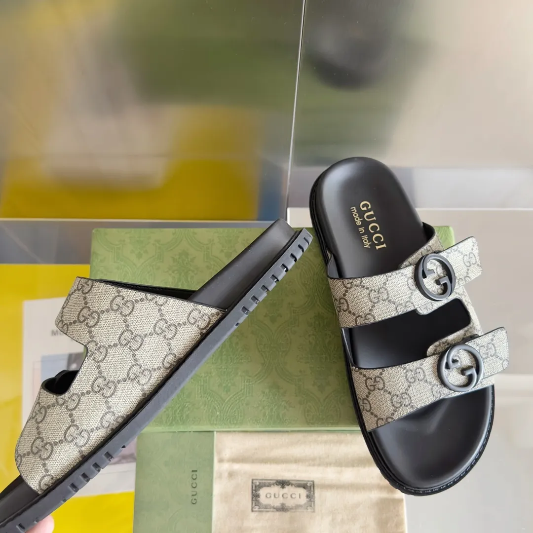 [G Home] Men's Men's Shoes💰:300💰Size:38-45 GUCC Gucci Original Order Quality 🆕2024Gucci Gucci Summer New Style Double G Presbyopia Flip-flops Cross Sandals Thick Sole Slippers Beach Shoes Original Purchase and Development Production G family's 2024 new summer dark horse items, fashion bloggers at home and abroad have put on the show, and it has become popular on social platforms at home and abroad. Fashionistas must pay for it, and they spend a lot of money to create ingenious craftsmanship and accurately restore every detail. Exquisite packaging at the delivery counter🛍📦 ▪️ Fabric: Original imported double G presbyopic leather ▪️ Lining: Original imported leather ▪️ Sole: Original open molded T men's shoes 💰U outsole ▪️ Bottom thickness: 3CM